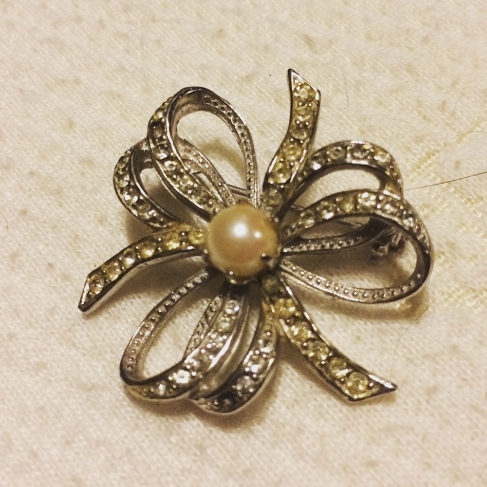 Antique brooch with rhinestone and pearl